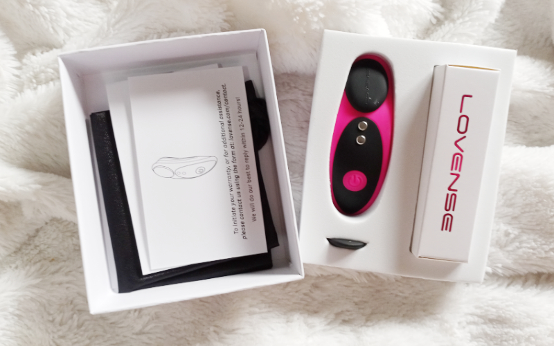 Déballage du Lovense Ferri : contenu complet. Le kit inclut le vibromasseur de culotte Ferri, son câble de charge magnétique, un clip de rechange, un sac de rangement et la notice. Tout pour commencer le test.